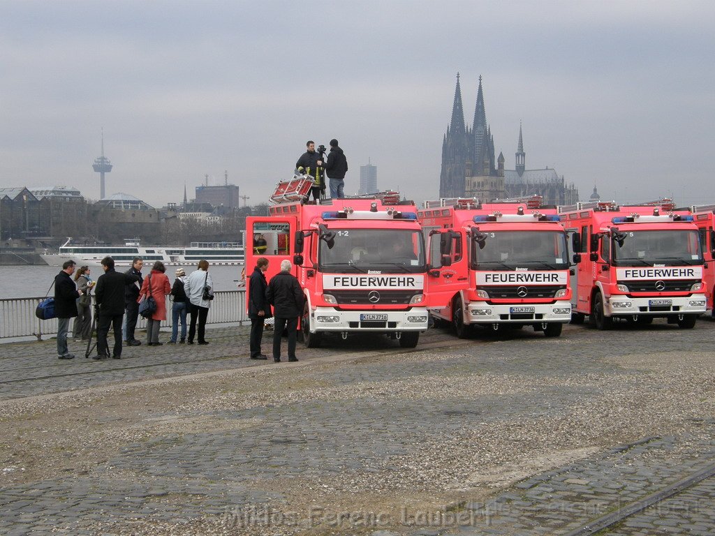 Neue LF`s fuer Koeln Uebergabe in Koeln Deutz an den Wachen  P030.JPG